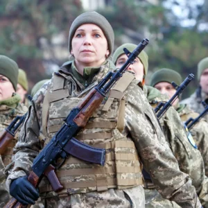 Δείτε βίντεο: Νεαρή Ουκρανή ξεσπά σε κλάματα πριν την στείλουν στο μέτωπο