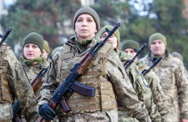 Δείτε βίντεο: Νεαρή Ουκρανή ξεσπά σε κλάματα πριν την στείλουν στο μέτωπο