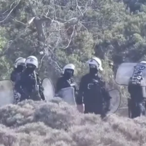 Με διμοιρίες ΜΑΤ προχωρούν στη Γαύδο τα πρωτόκολλα κατεδάφισης για τις καλύβες στις παραλίες (βίντεο)