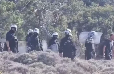 Με διμοιρίες ΜΑΤ προχωρούν στη Γαύδο τα πρωτόκολλα κατεδάφισης για τις καλύβες στις παραλίες (βίντεο)