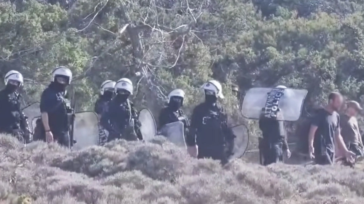 Με διμοιρίες ΜΑΤ προχωρούν στη Γαύδο τα πρωτόκολλα κατεδάφισης για τις καλύβες στις παραλίες (βίντεο)