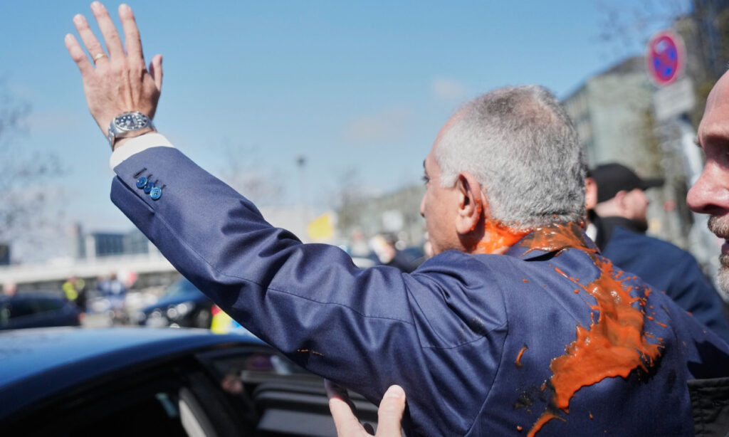 Γερμανία: Διαδηλωτής «έλουσε» τον Ρ.Παχλαβί με κόκκινη ουσία – Δείτε βίντεο