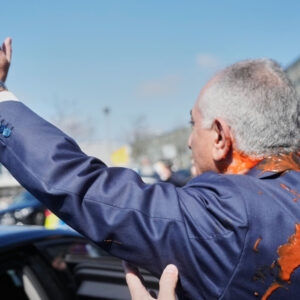 Γερμανία: Διαδηλωτής «έλουσε» τον Ρ.Παχλαβί με κόκκινη ουσία – Δείτε βίντεο