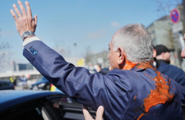 Γερμανία: Διαδηλωτής «έλουσε» τον Ρ.Παχλαβί με κόκκινη ουσία – Δείτε βίντεο