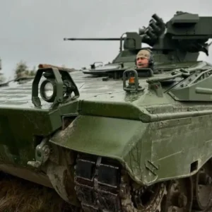 ΤΟΜΑ Marder-1A3 των Ουκρανών ανατράπηκε όταν ξαφνικά κόπηκε η ερπύστρια όταν κινούνταν σε δρόμο (βίντεο)