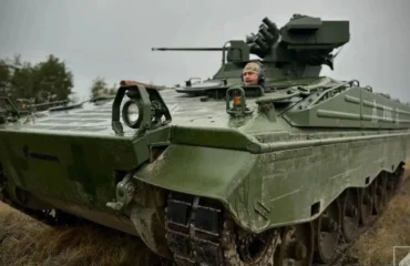 ΤΟΜΑ Marder-1A3 των Ουκρανών ανατράπηκε όταν ξαφνικά κόπηκε η ερπύστρια όταν κινούνταν σε δρόμο (βίντεο)