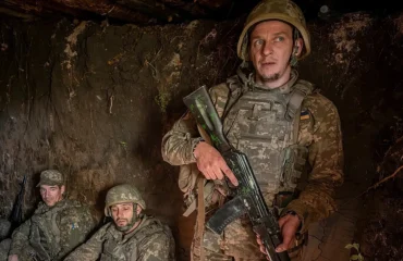 Ουκρανία: Στρατολόγος προσπαθεί να συλλάβει πολίτη στην σκεπή σπιτιού! – Έπεσαν και οι δύο (βίντεο)