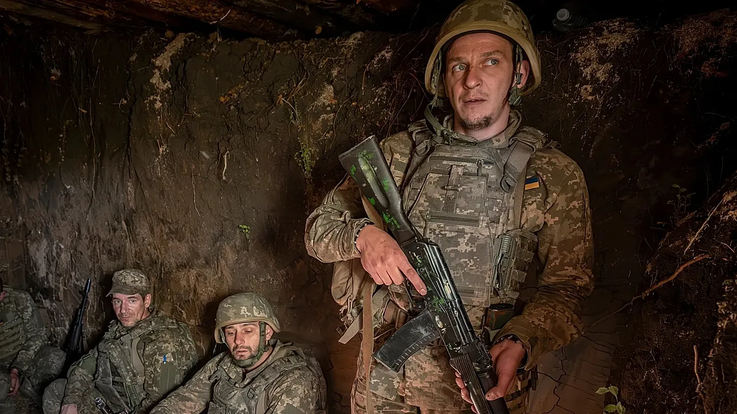 Ουκρανία: Στρατολόγος προσπαθεί να συλλάβει πολίτη στην σκεπή σπιτιού! – Έπεσαν και οι δύο (βίντεο)