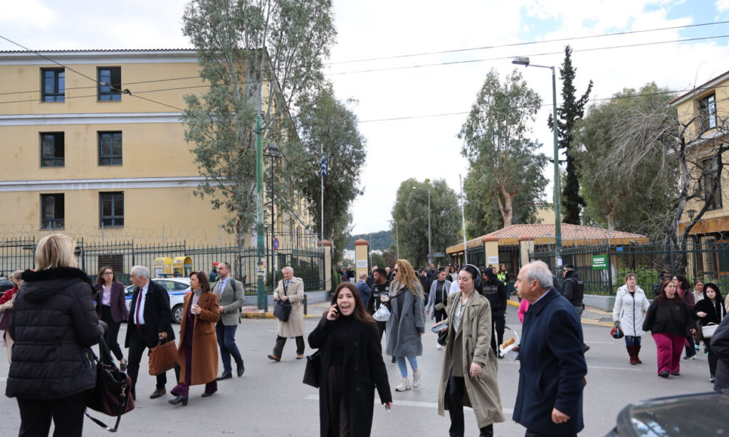 Ευελπίδων: Πατέρας άφησε την τεσσάρων ετών κόρη του μόνη της στο αυτοκίνητο – Συνελήφθη από τις Αρχές