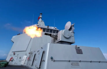 Ασκήσεις σχηματισμού και πυρά πυροβόλων από κινεζικά αντιτορπιλικά (βίντεο)