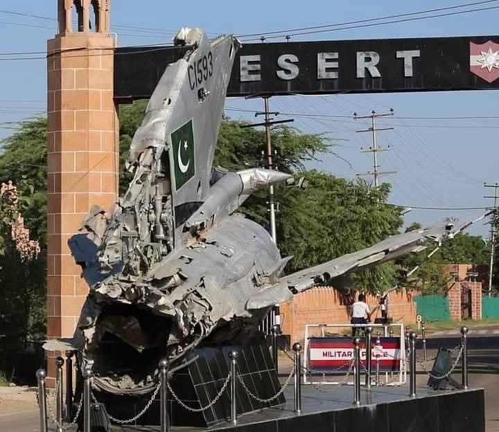Δεν είναι ανέκδοτο: Η Ινδία παρουσιάζει ως τρόπαιο του πολέμου του 1971 με Πακιστάν τα συντρίμμια δικού της ΜiG-21!