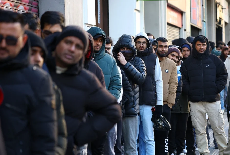 Ισπανία: «Ζωή και κότα» περνούν οι παράνομοι μετανάστες – Χαλαρωτικά μασάζ και θεραπείες προσώπου (βίντεο)