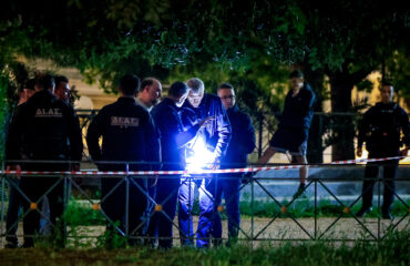 Νέα στοιχεία για τη δολοφονία του 25χρονου γιου αξιωματικού της ΕΛ.ΑΣ: Οι κηλίδες αίμα στο χώμα & η «τυφλή» επίθεση