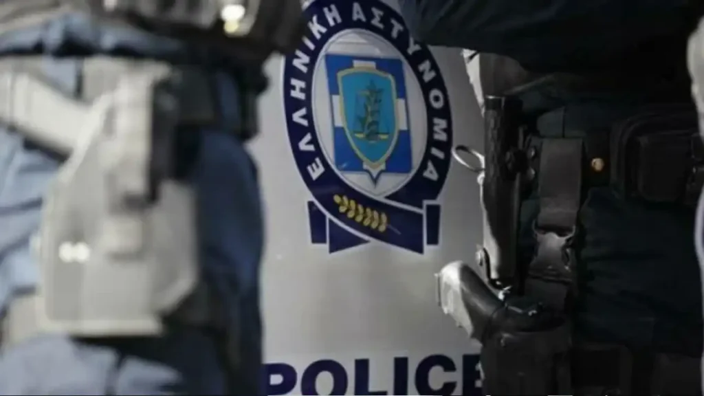 Συναγερμός στο Νέο Κόσμο: 51χρονος επιτέθηκε στη μητέρα του – Μένει οχυρωμένος στο σπίτι