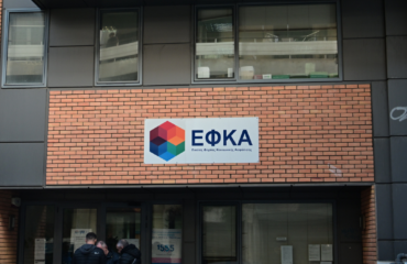 Καλλιθέα: Επίθεση με γκαζάκια στα γραφεία του ΕΦΚΑ – Ζημιές στην είσοδο του κτιρίου