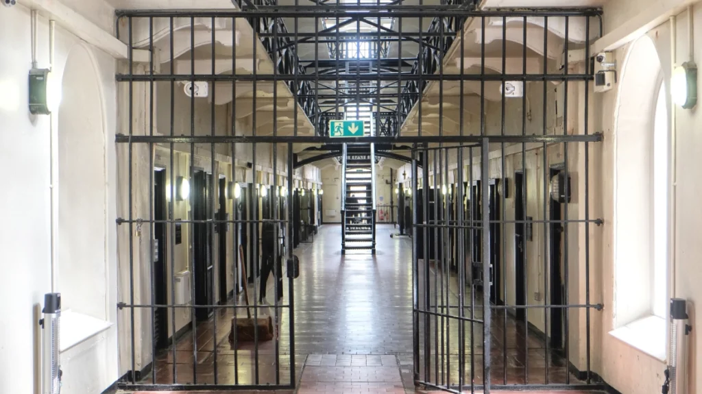 ΕΛ.ΑΣ: Εξαρθρώθηκε σπείρα διακίνησης ναρκωτικών μέσα σε φυλακές