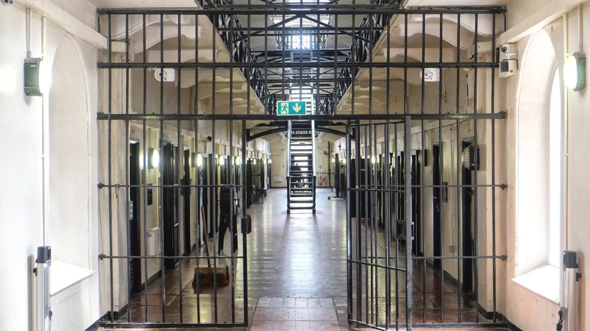 ΕΛ.ΑΣ: Εξαρθρώθηκε σπείρα διακίνησης ναρκωτικών μέσα σε φυλακές