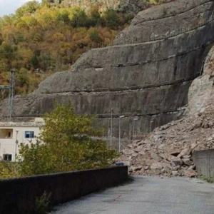 Τρίκαλα: Κατολίσθηση έκλεισε το μοναδικό δρόμο για τα σπίτια τους το 2025 – Παραμένουν ακόμη εγκλωβισμένοι