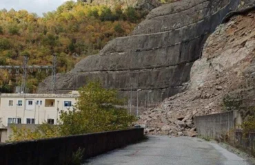 Τρίκαλα: Κατολίσθηση έκλεισε το μοναδικό δρόμο για τα σπίτια τους το 2025 – Παραμένουν ακόμη εγκλωβισμένοι