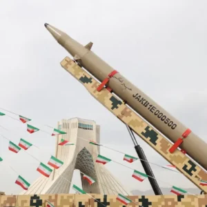 Bίντεο: Οι IRGC βάφουν μπλε πύραυλο «για τα αγόρια του Ιράν»