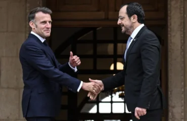 Ε.Μακρόν: «Έντυσε» την ανάρτησή του από την επίσκεψη στην Κύπρο με τραγούδι του Βιολάρη