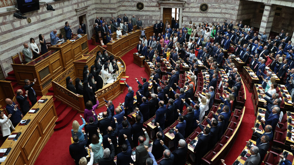 Πόσο κοστίζουν στους Έλληνες φορολογούμενους οι «στρατοί» υποστήριξης των βουλευτών στο κοινοβούλιο;
