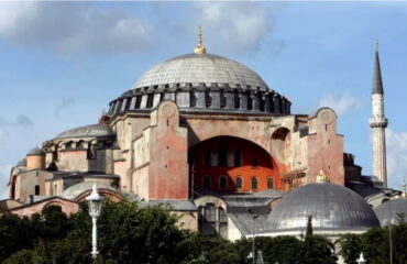 Τουρκία: Προφυλακιστέο κρίθηκε το ζεύγος των Ελλήνων που ξεδίπλωσε  την ελληνική σημασία στην Αγιά Σοφιά