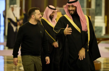 Ζελένσκι: Αφού εξασφάλισε τα 90 δισ.€ από την ΕΕ πήγε ξανά στην Σαουδική Αραβία