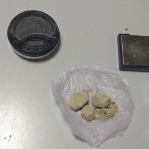 Χειροπέδες σε δύο γυναίκες και έναν άνδρα στις Αχαρνές: Η ΕΛΑΣ εντόπισε ηρωίνη και χρήματα από το εμπόριό της