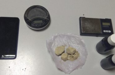 Χειροπέδες σε δύο γυναίκες και έναν άνδρα στις Αχαρνές: Η ΕΛΑΣ εντόπισε ηρωίνη και χρήματα από το εμπόριό της