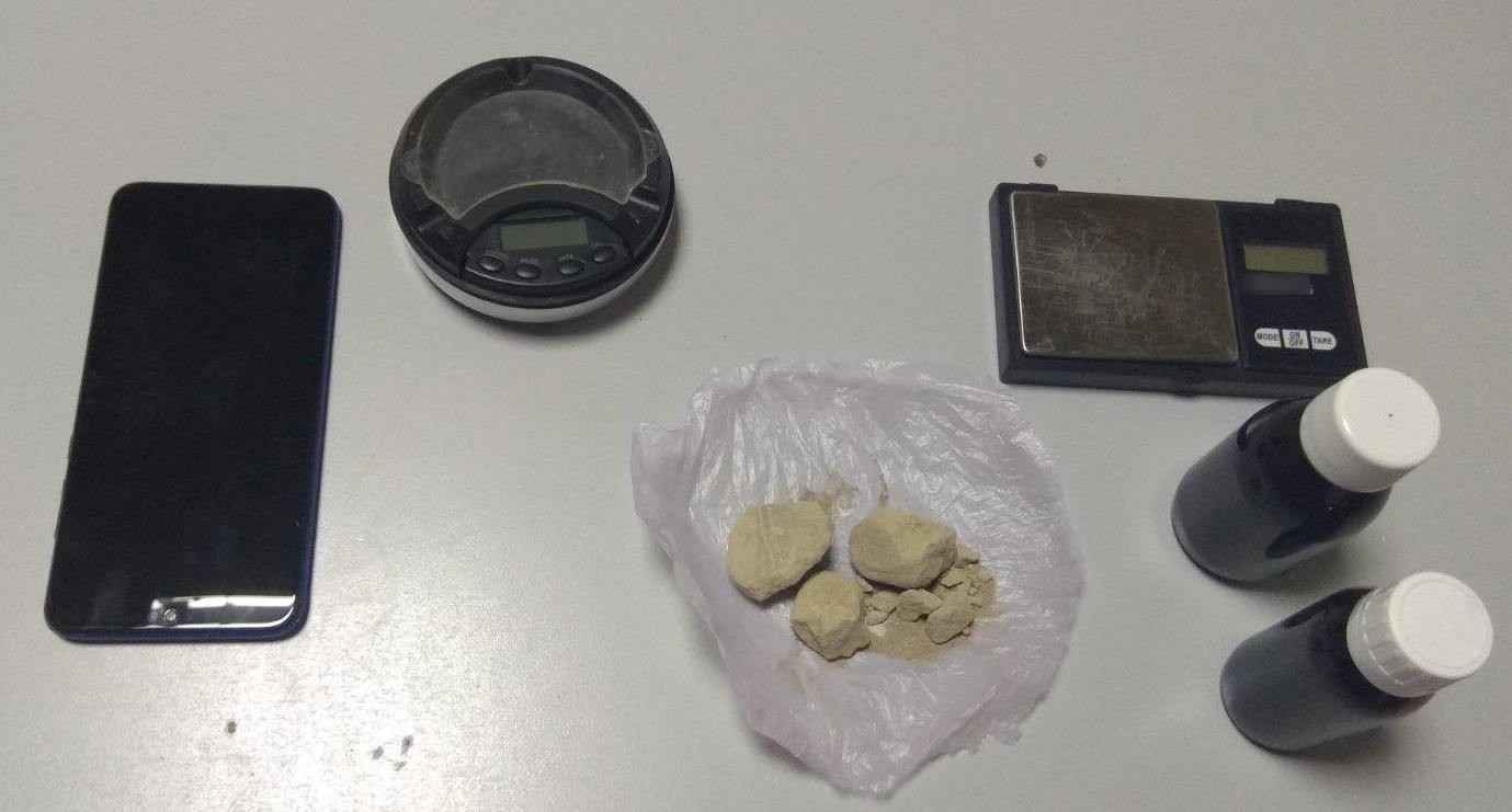 Χειροπέδες σε δύο γυναίκες και έναν άνδρα στις Αχαρνές: Η ΕΛΑΣ εντόπισε ηρωίνη και χρήματα από το εμπόριό της