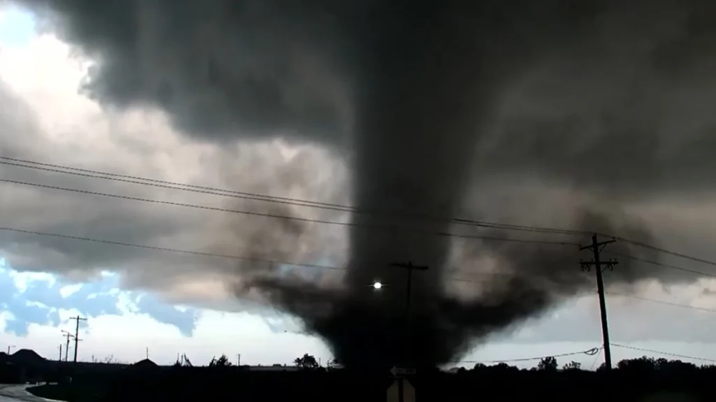 ΗΠΑ: Ανεμοστρόβιλοι «ισοπέδωσαν» την βόρεια Οκλαχόμα – Πολλοί τραυματίες (βίντεο)