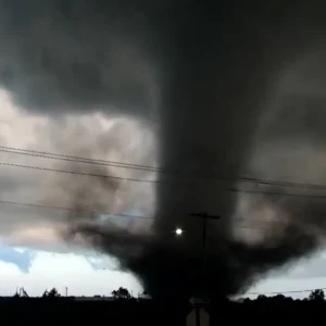 ΗΠΑ: Ανεμοστρόβιλοι «ισοπέδωσαν» την βόρεια Οκλαχόμα – Πολλοί τραυματίες (βίντεο)