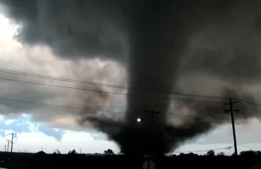 ΗΠΑ: Ανεμοστρόβιλοι «ισοπέδωσαν» την βόρεια Οκλαχόμα – Πολλοί τραυματίες (βίντεο)