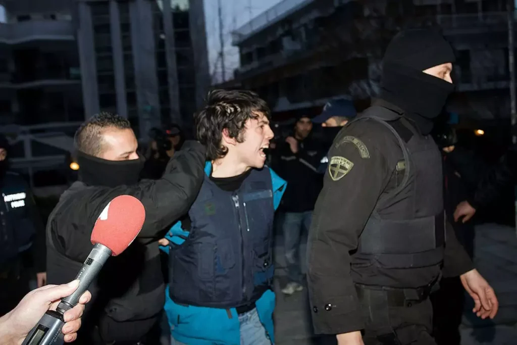 Επεισόδια έξω από το Εφετείο μετά την αθώωση του Ν.Ρωμανού: Έπεσαν κρότου λάμψης