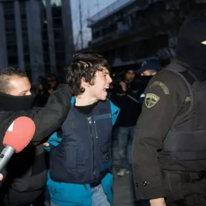 Επεισόδια έξω από το Εφετείο μετά την αθώωση του Ν.Ρωμανού: Έπεσαν κρότου λάμψης