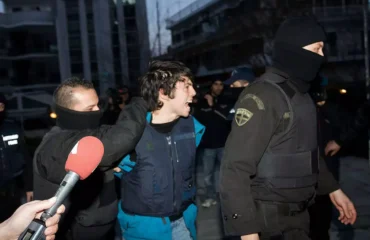 Επεισόδια έξω από το Εφετείο μετά την αθώωση του Ν.Ρωμανού: Έπεσαν κρότου λάμψης