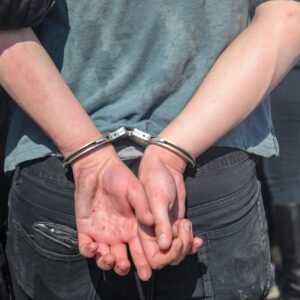 Αλβανοί στη Θεσσαλονίκη είχαν μετατρέψει καφενείο σε «κατάστημα» εμπορίου ναρκωτικών – Χειροπέδες σε πατέρα και γιο