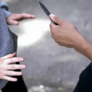 Aνήλικη στην Αίγινα έβγαλε σουγιά και επιχείρησε να επιτεθεί σε συμμαθήτριές της