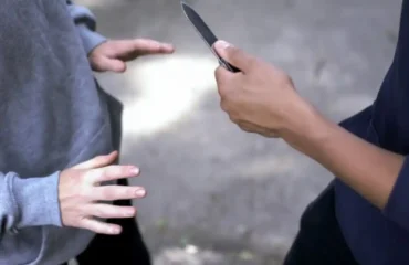 Aνήλικη στην Αίγινα έβγαλε σουγιά και επιχείρησε να επιτεθεί σε συμμαθήτριές της