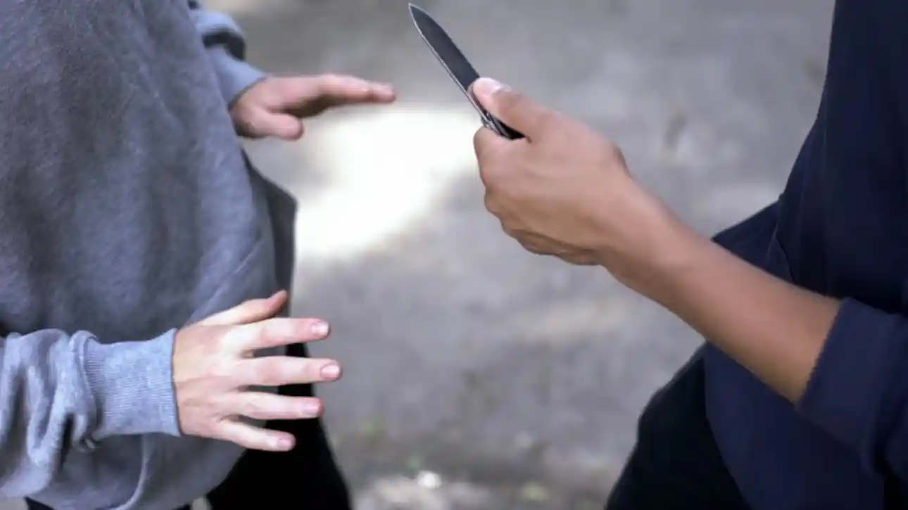 Aνήλικη στην Αίγινα έβγαλε σουγιά και επιχείρησε να επιτεθεί σε συμμαθήτριές της