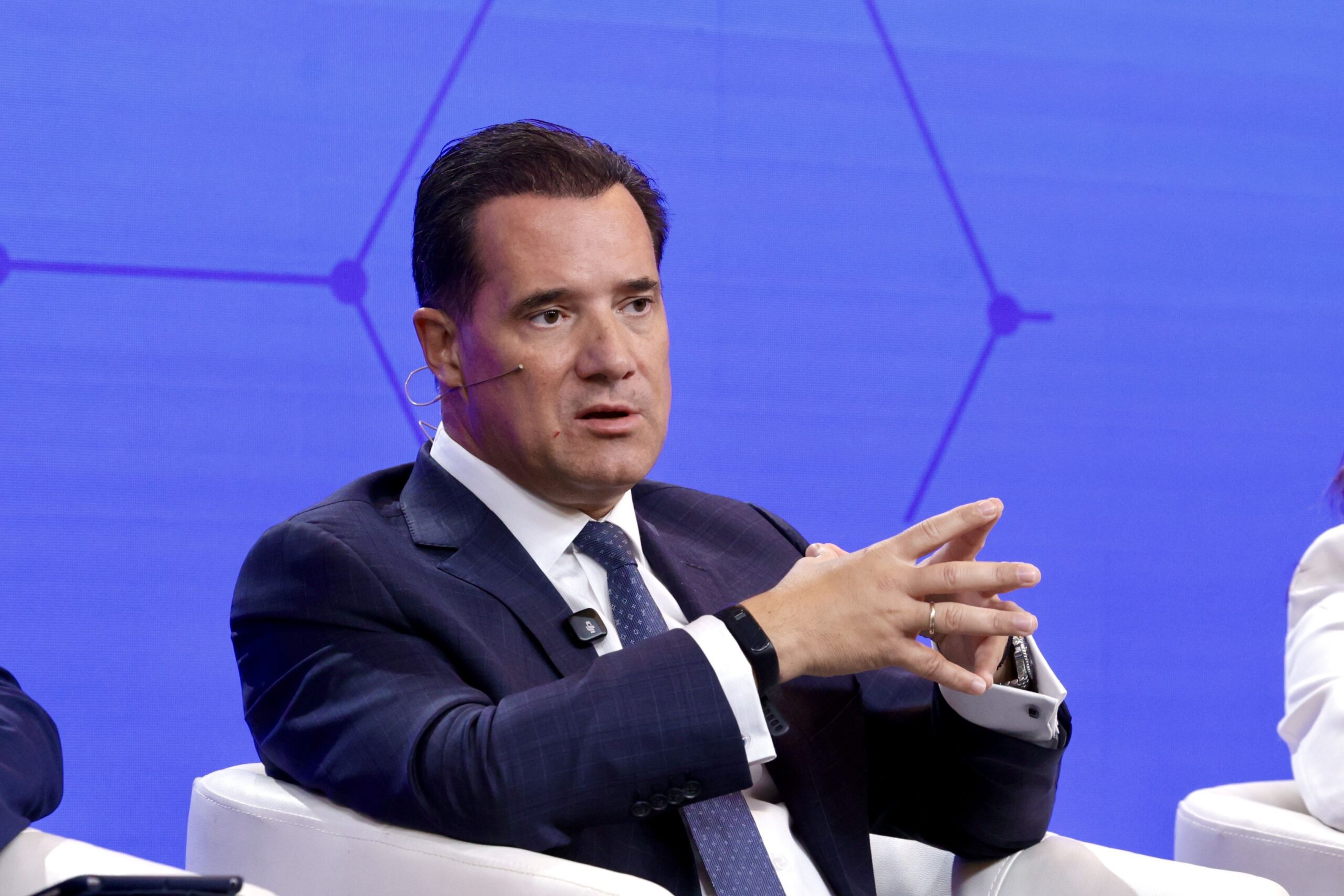 Α.Γεωργιάδης: Παρευρέθηκε σε συνέδριο του ΕΚΑΒ ως ολόγραμμα – Ο «πραγματικός» βρισκόταν στους Δελφούς (βίντεο)