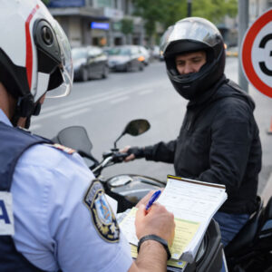 Θεσσαλονίκη: Έτρεχε με 150 χλμ. ενώ το όριο ήταν… 50 χλμ. – Συνελήφθη και έφαγε «καμπάνα» 7.000 ευρώ