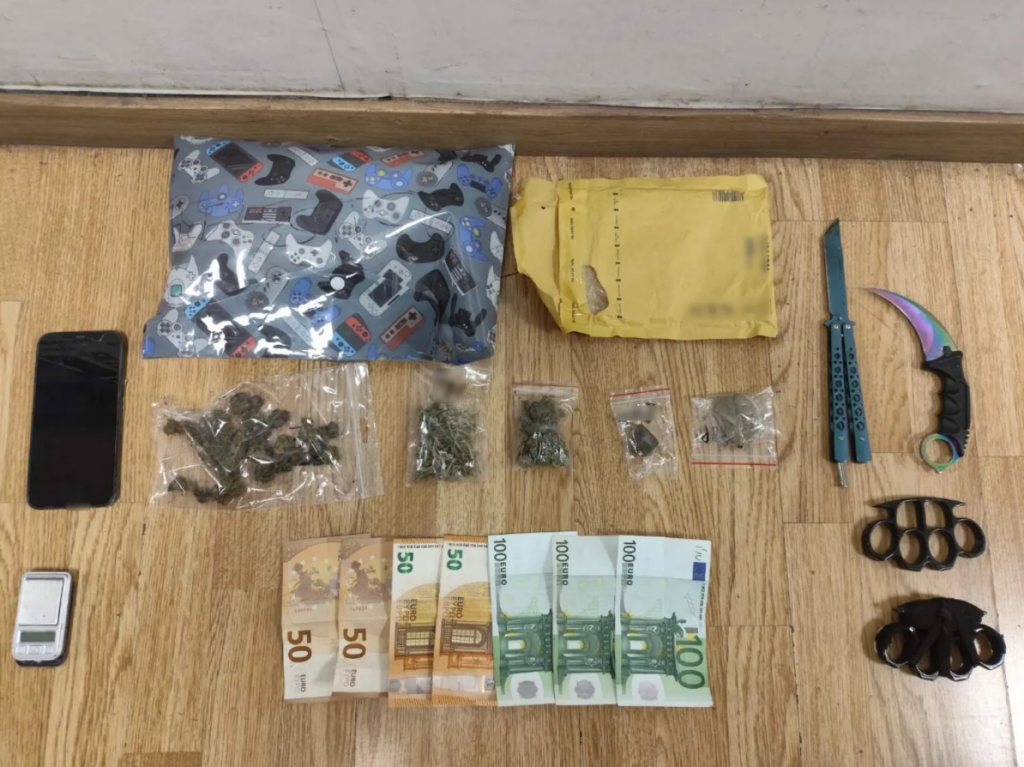 Χειροπέδες σε 19χρονο στην Αθήνα: Η ΕΛΑΣ τον εντόπισε με κάνναβη, μαχαίρι-πεταλούδα και σιδερογροθιές (φωτο)
