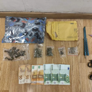 Χειροπέδες σε 19χρονο στην Αθήνα: Η ΕΛΑΣ τον εντόπισε με κάνναβη, μαχαίρι-πεταλούδα και σιδερογροθιές (φωτο)
