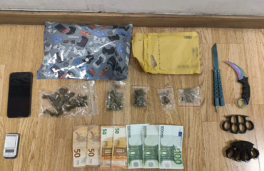 Χειροπέδες σε 19χρονο στην Αθήνα: Η ΕΛΑΣ τον εντόπισε με κάνναβη, μαχαίρι-πεταλούδα και σιδερογροθιές (φωτο)