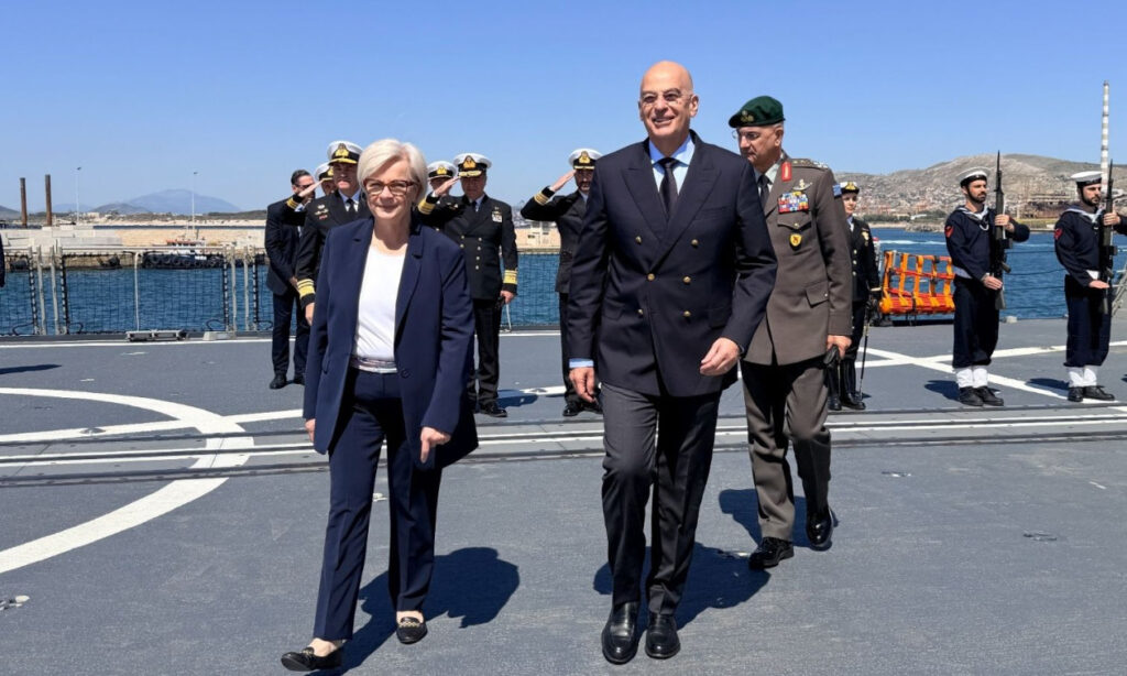 Επίσκεψη του Νίκου Δένδια με την Γαλλίδα ομόλογό του στην φρεγάτα «Κίμων» (φωτογραφίες)