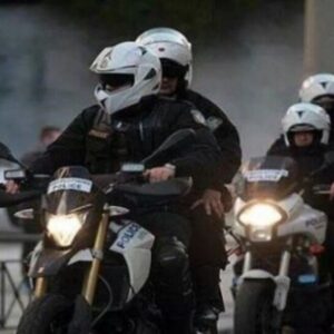 Έφοδος της ΕΛΑΣ σε εγκαταλελειμμένο κτήριο στη Θεσσαλονίκη: Προσήχθησαν 15 αντιεξουσιαστές