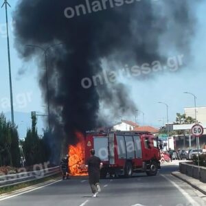 Αυτοκίνητο στη Λάρισα έγινε παρανάλωμα του πυρός ενώ βρισκόταν εν κινήσει – Δείτε βίντεο
