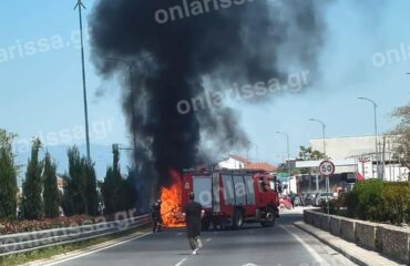 Αυτοκίνητο στη Λάρισα έγινε παρανάλωμα του πυρός ενώ βρισκόταν εν κινήσει – Δείτε βίντεο
